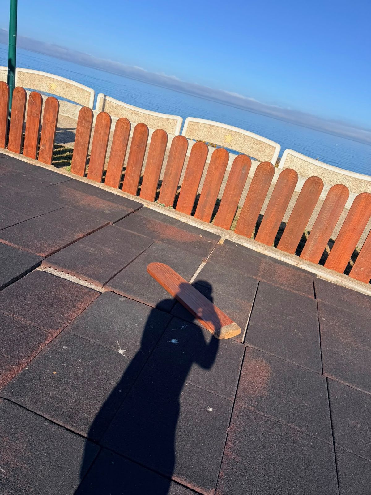 Estaca partida na vedação de madeira do parque.